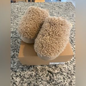 UGG Women's Maxi Curly Platform Slipper